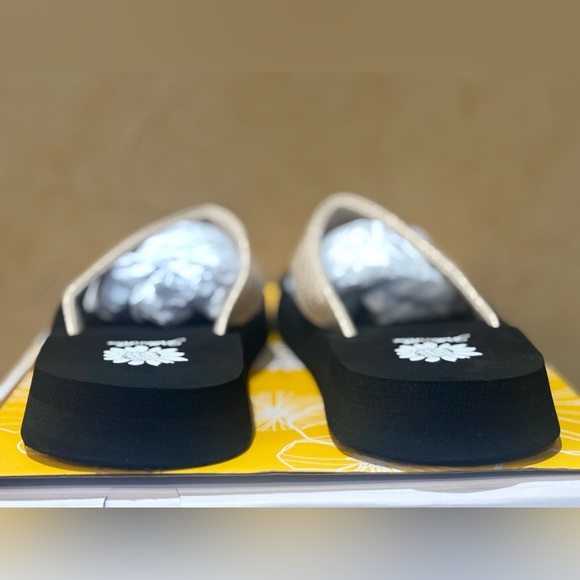 Fiorela Croco Yellow Box Flip Flop
Size 9 - Picture 7 of 7